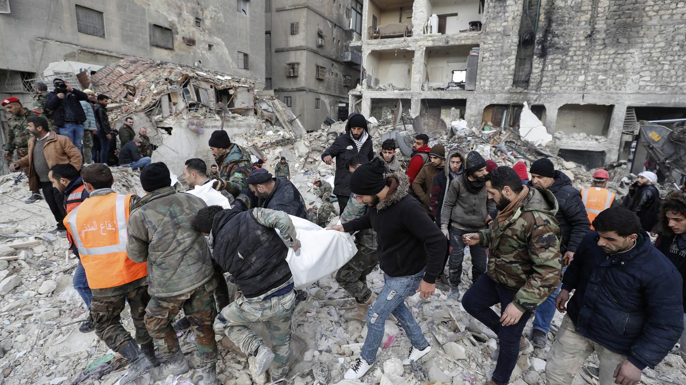 Anche in Siria, nonostante tutto, le operazioni di ricerca e soccorso continuano