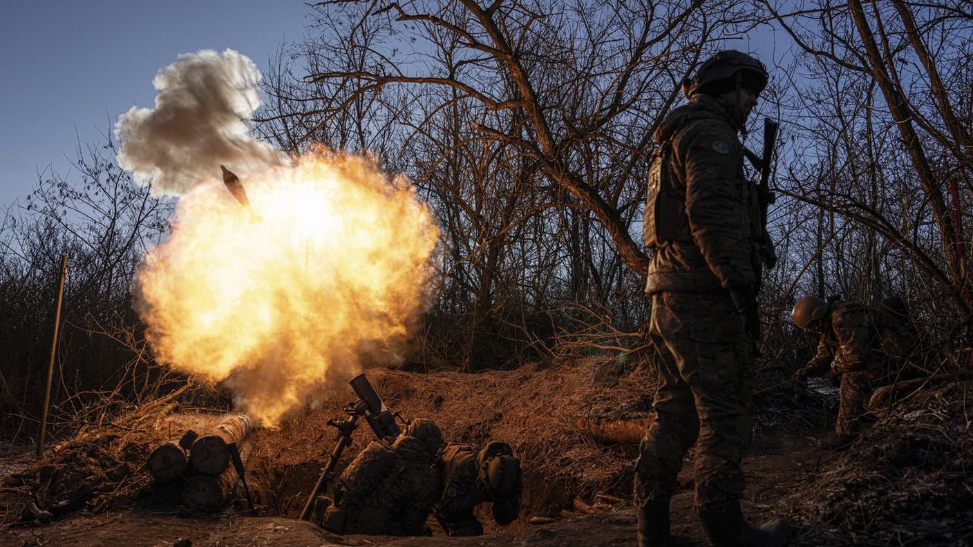 Un mortaio ucraino in azione vicino a Bakhmut, nella regione di Donetsk
