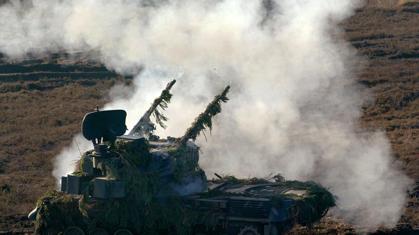 Un tank antiaereo Gepard, durante un'esercitazione