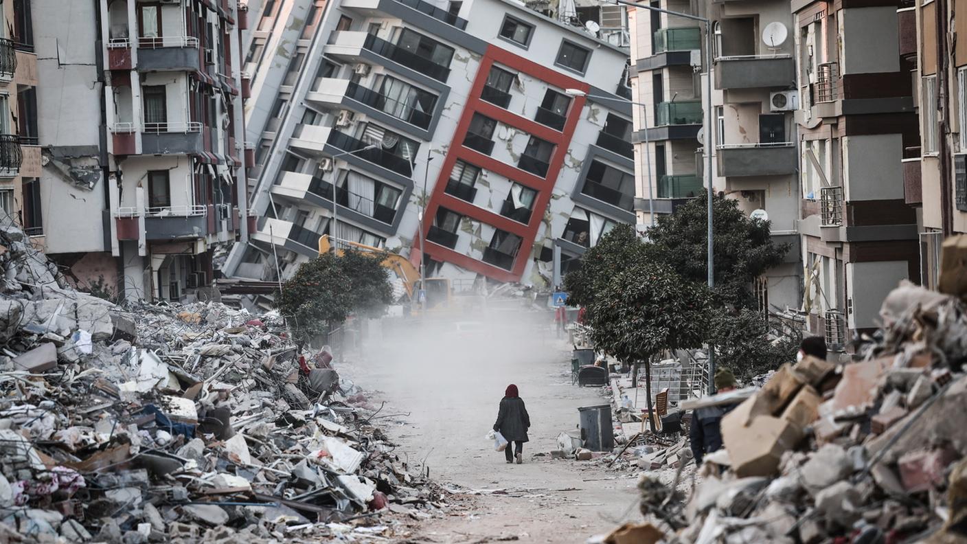 Un uomo cammina tra le rovine della provincia turca di Hatay, una delle zone più colpite dal terremoto.