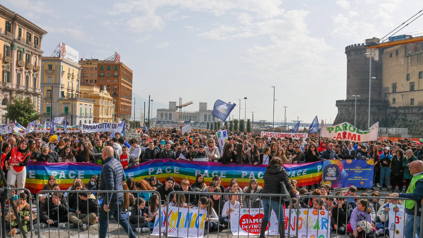 Venerdì migliaia di persone si sono riunite a Napoli per manifestare per la pace in Ucraina