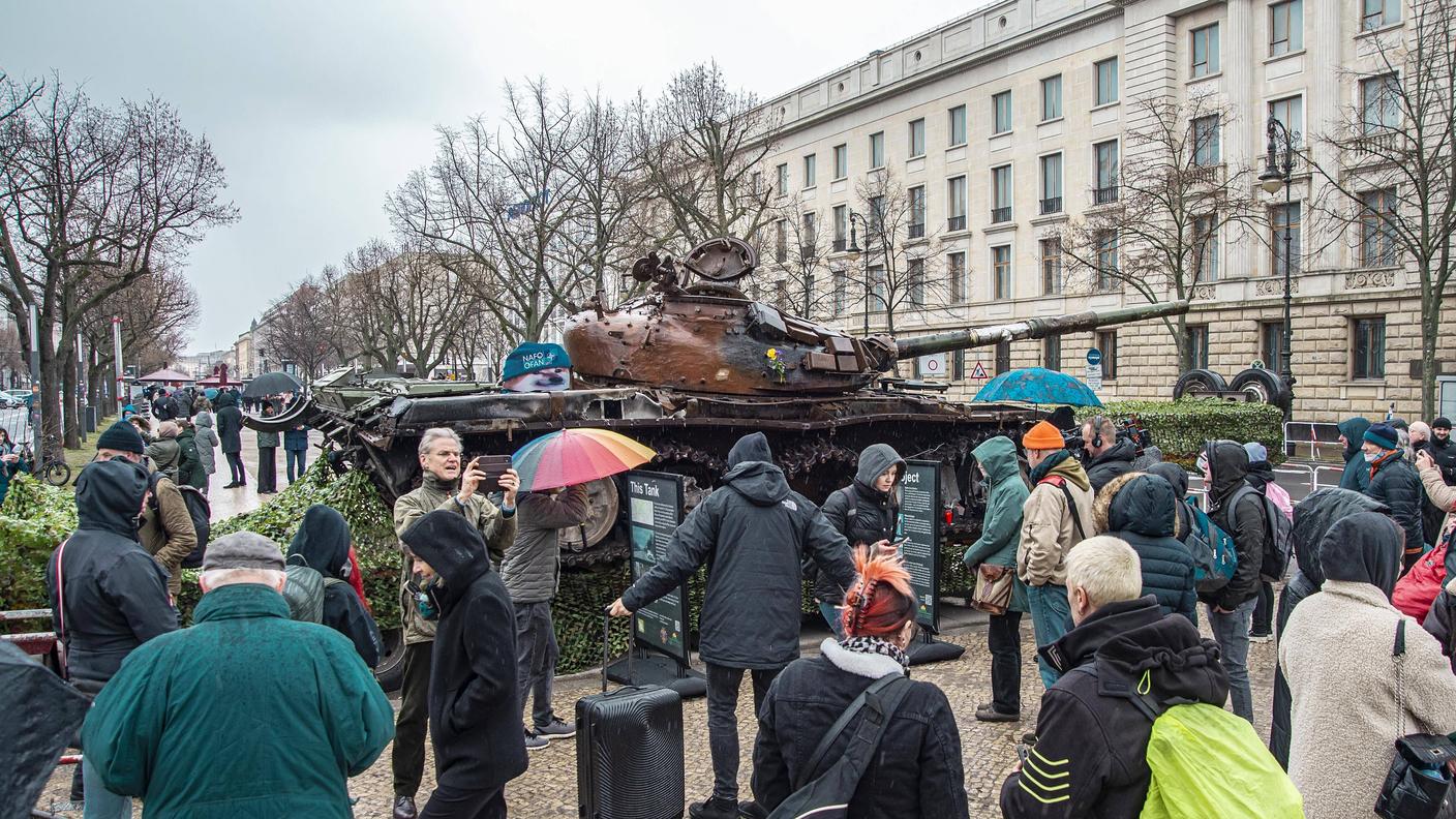 A Berlino i manifestanti per la pace si sono raccolti davanti l'ambascita russa, di fronte alla quale, durante la notte è stato posizionato un carro armato russo distrutto