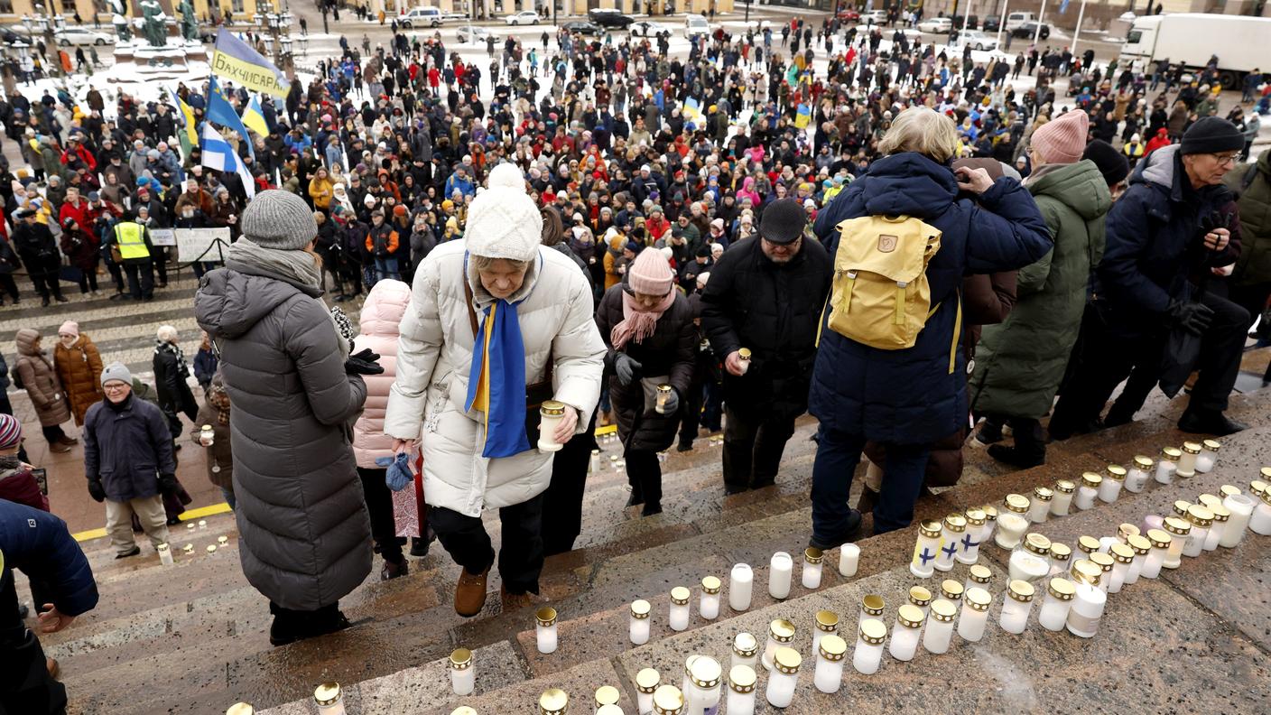 A Helsinki i cittadini hanno onorato la causa ucraina disponendo candele sulla scalinata della Cattedrale