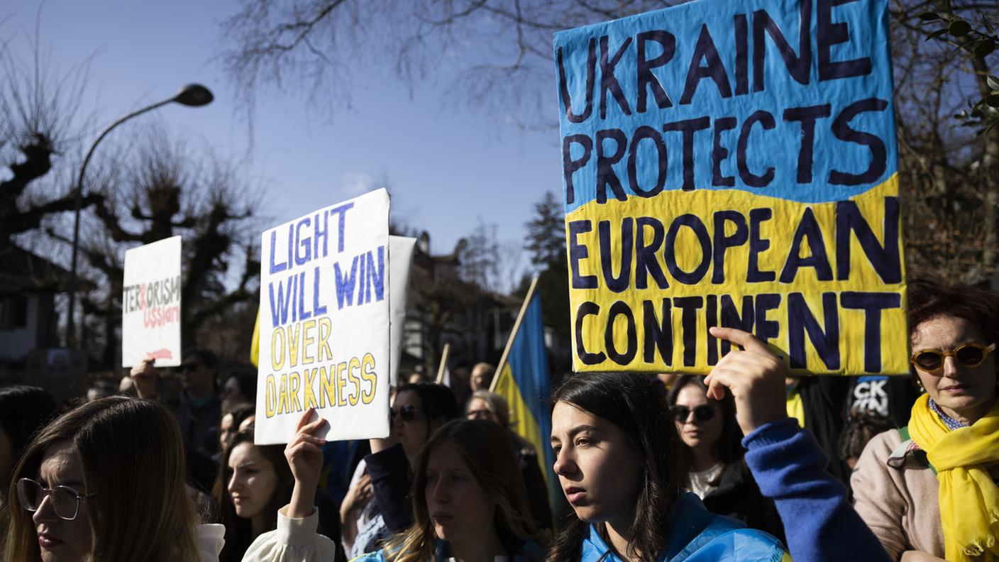 A Berna, un gruppo di manifestanti protesta contro l'invasione dell'Ucraina a pochi passi dall'ambasciata russa