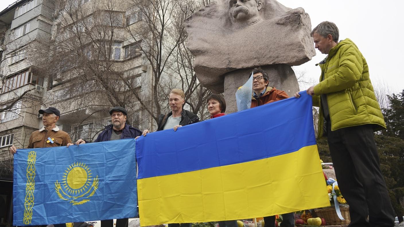 In Kazakistan dei cittadini manifestano la propria solidarietà con Kiev di fronte alla statua di Taras Shevchenko, poeta e scrittore ucraino