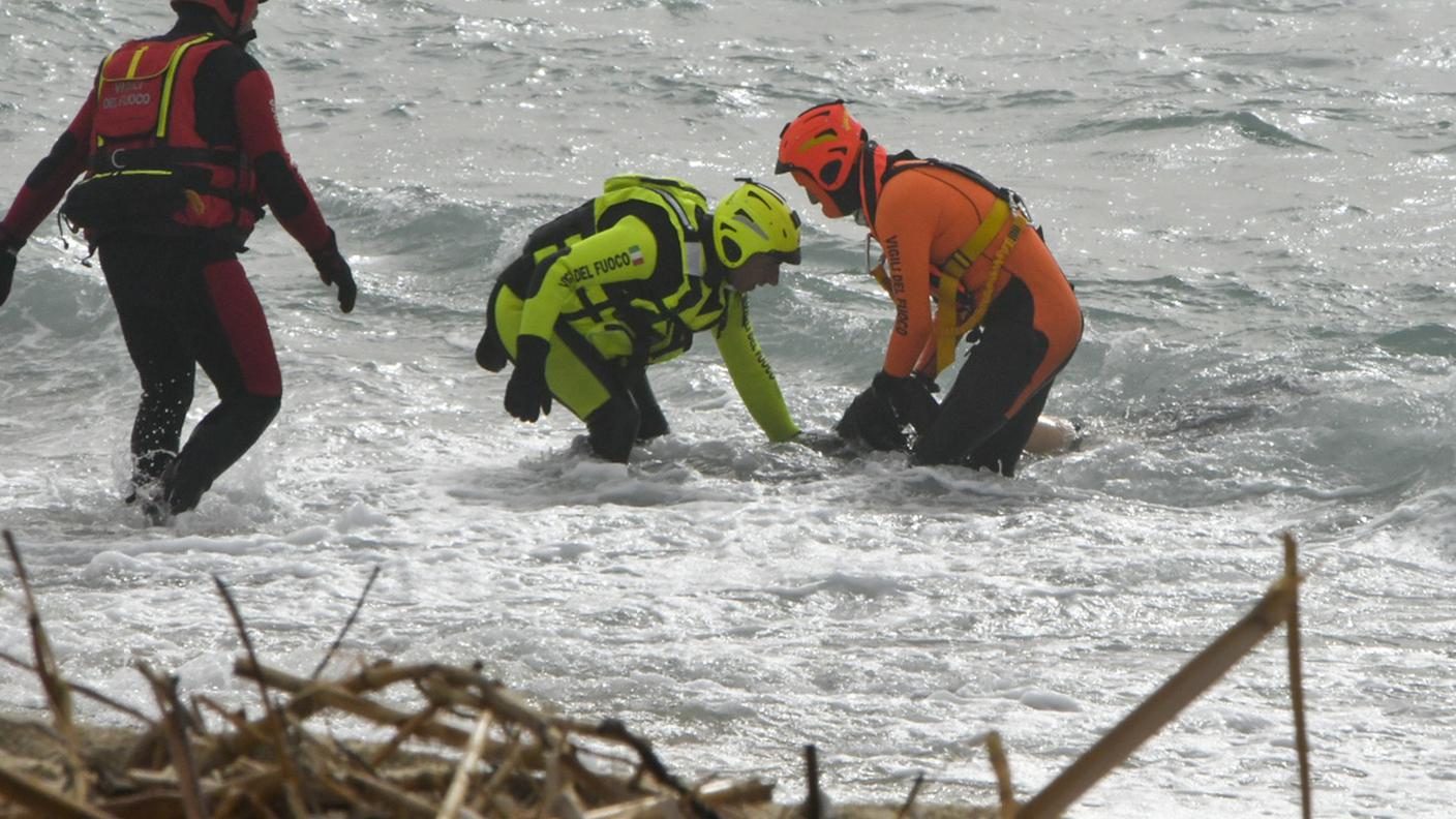 Soccorritori al lavoro sulla spiaggia. 