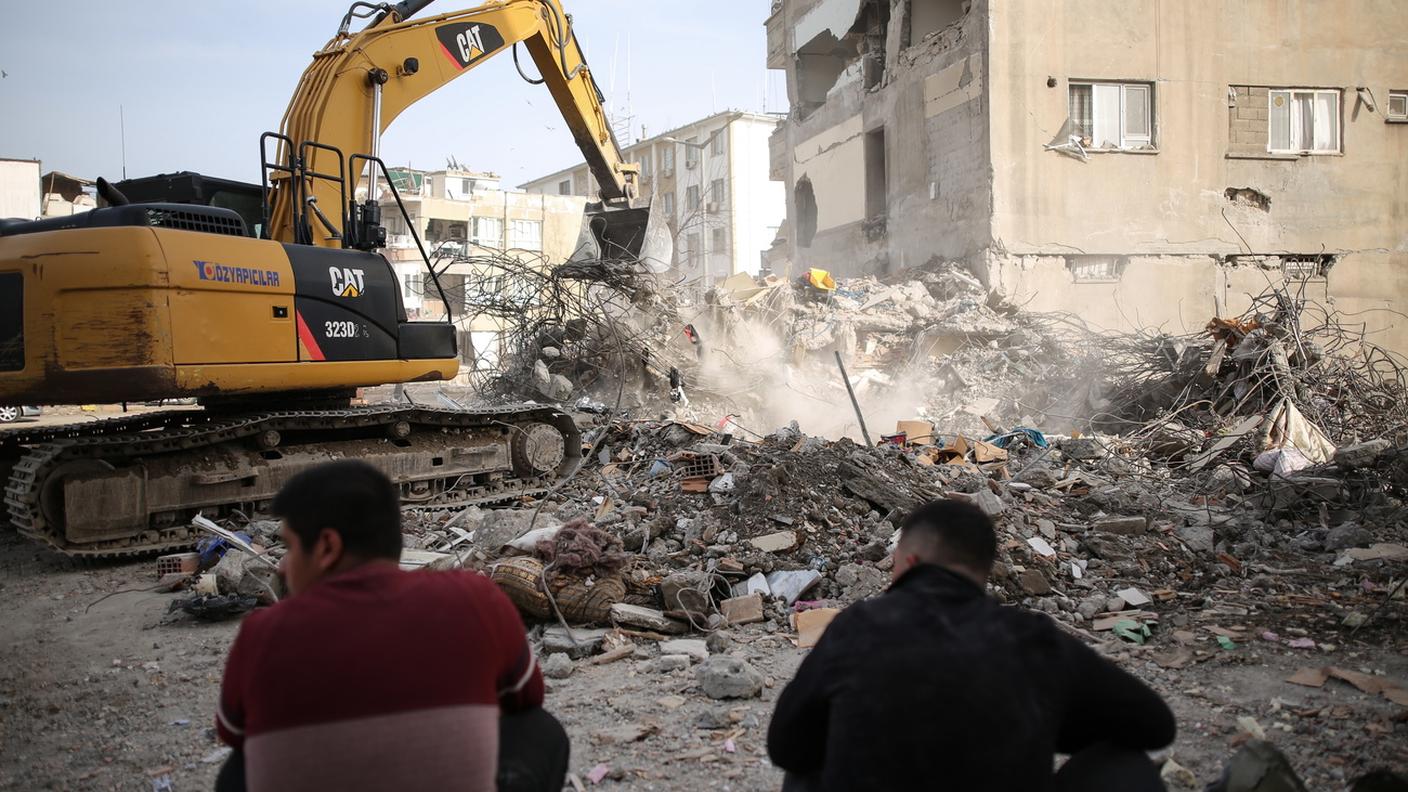 Decine di migliaia di morti e soccorsi tardivi: il terremoto in Turchia e Siria solleva parecchi interrogativi.