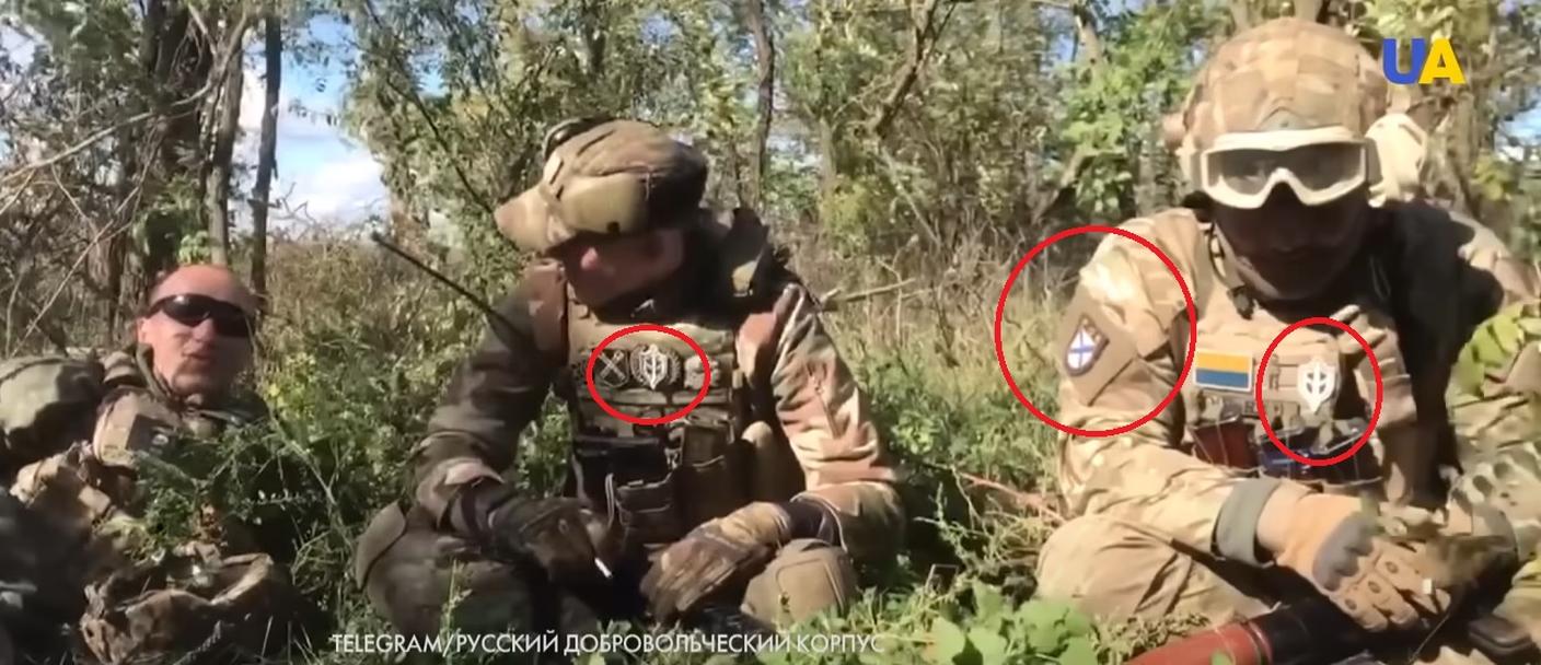 La bandiera dell'Esercito di liberazione e il logo del Corpo dei Volontari Russi