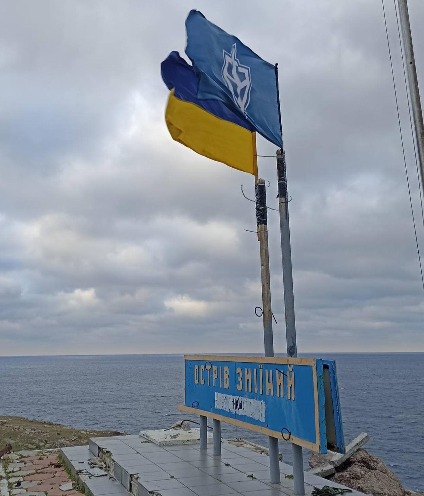 La bandiera dei Volontari Russi sull'Isola dei Serpenti