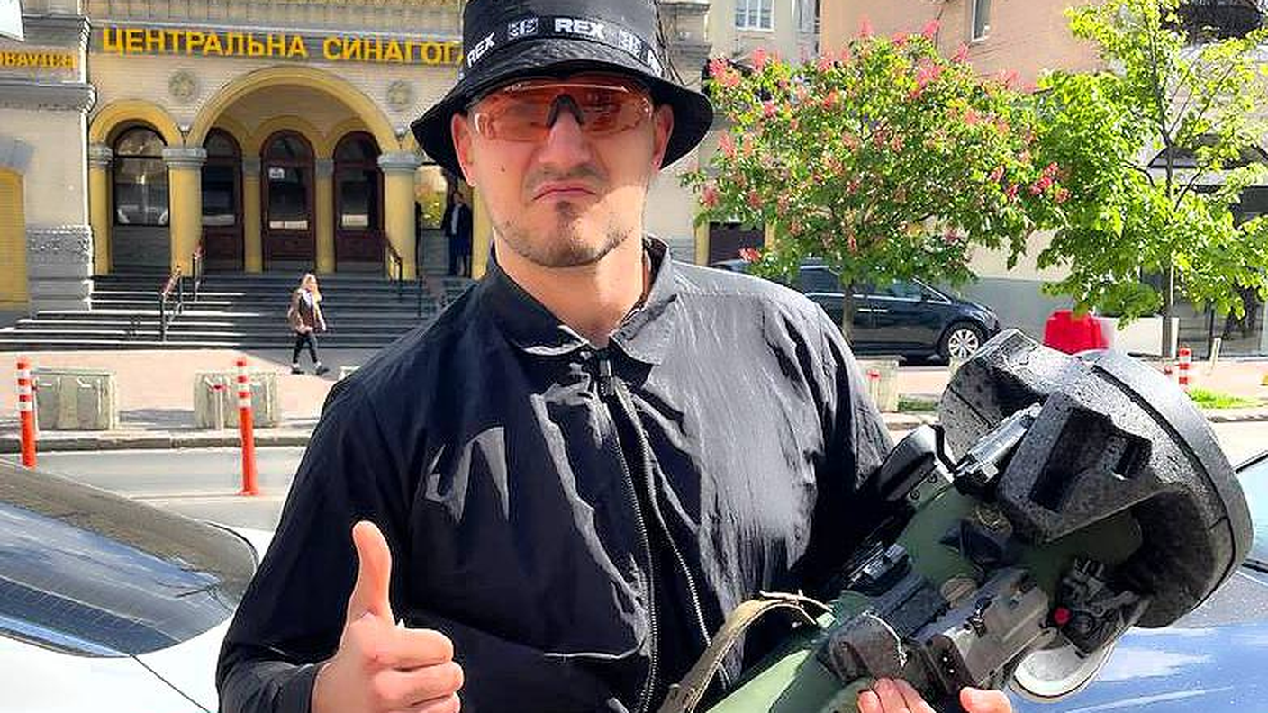 Denis Nikitin a Kiev, posa con un lanciamissili portatile anticarro