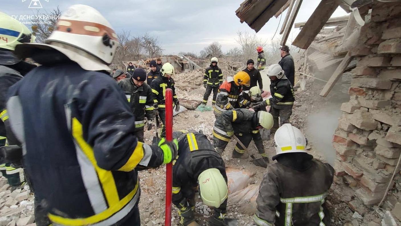 I soccorsi ai residenti rimasti sotto le macerie di un palazzo a Leopoli centrato dai missili russi