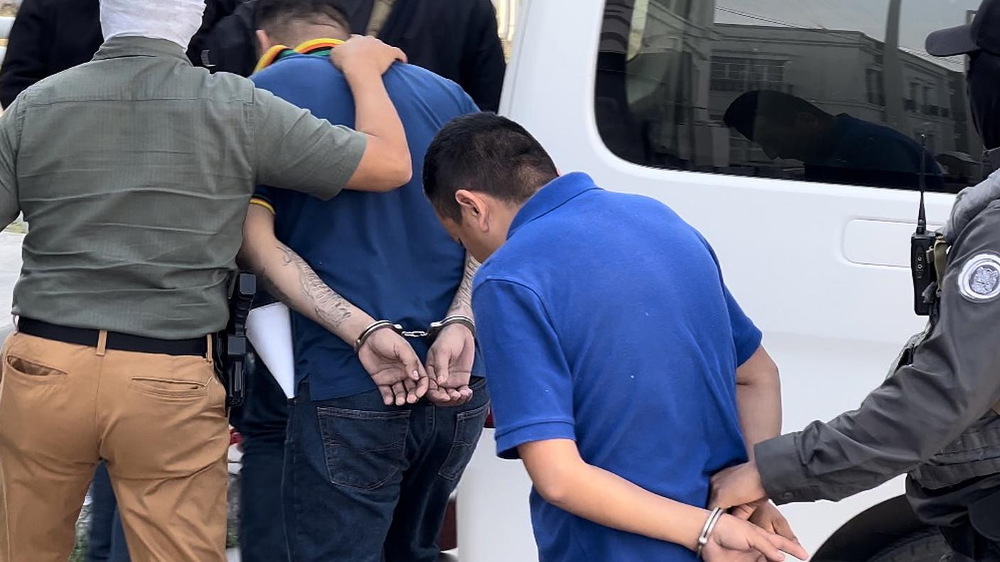 Cinque presunti colpevoli sono “consegnati” alle autorità con un biglietto firmato “Gruppo Scorpioni”, parte del potente cartello del Golfo