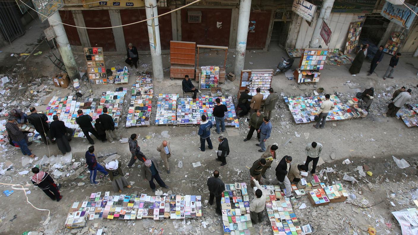 I librai non hanno mai lasciato Mutanabi street, qui in un'immagine del 2007, nonostante la distruzione portata dalla guerra 