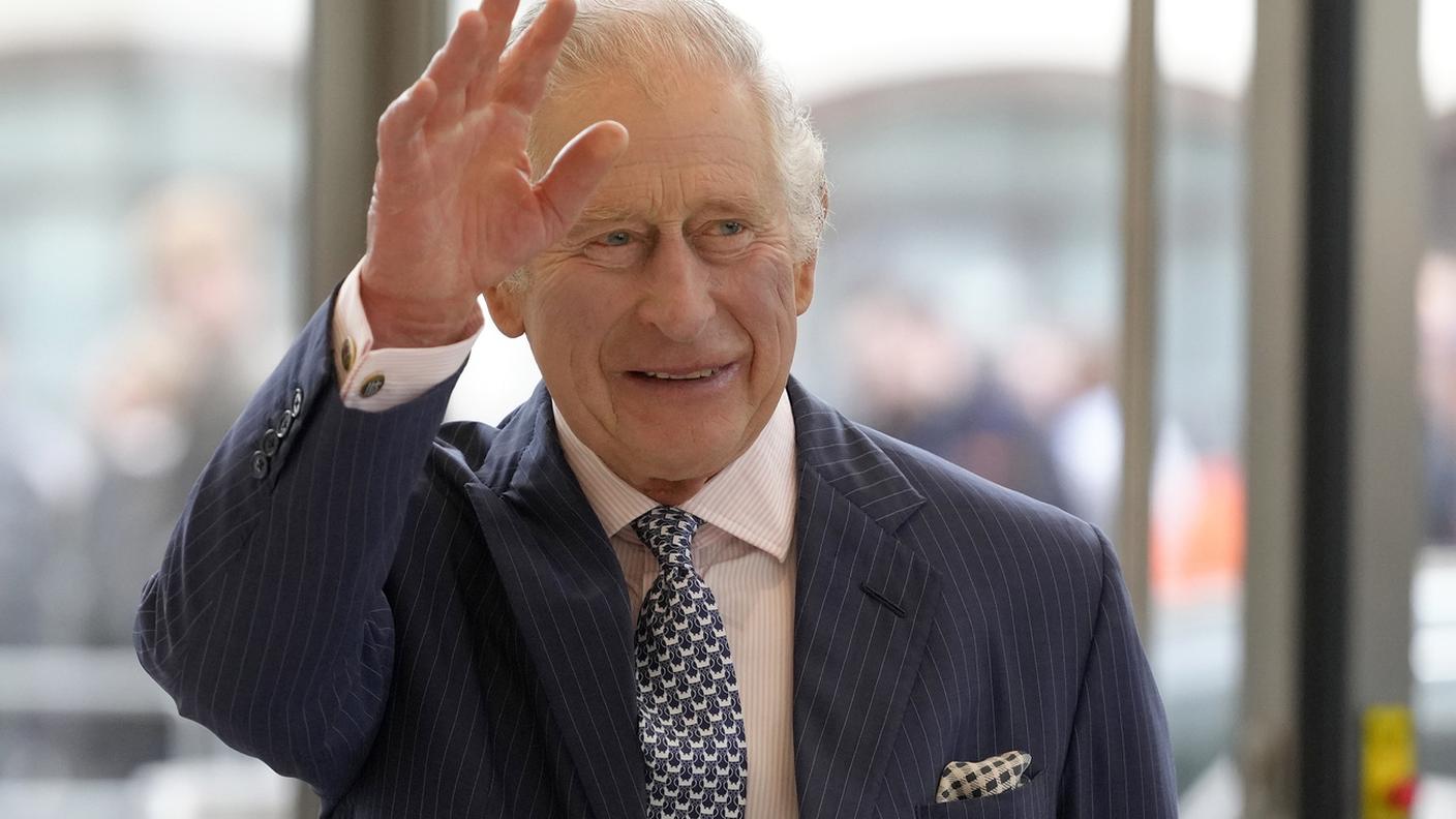 La decisione è stata "presa dai governi francese e britannico, dopo uno scambio telefonico tra il presidente della Repubblica e il re"