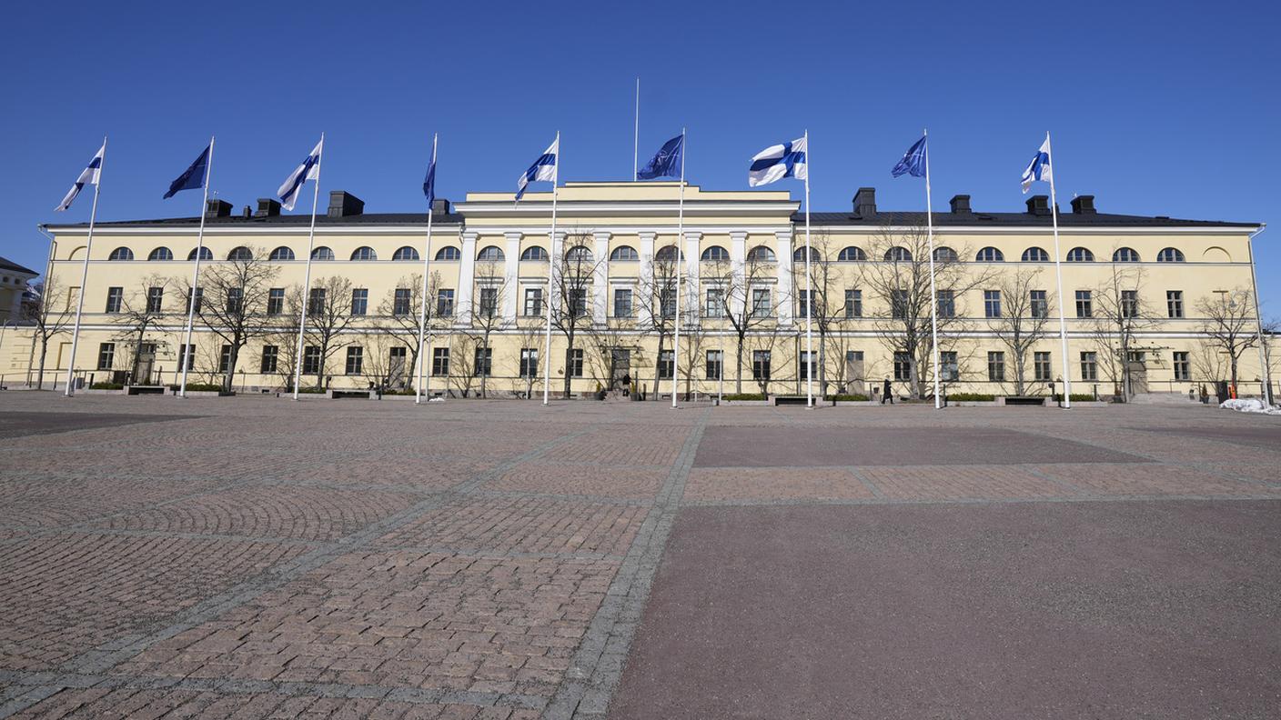 La bandiera della NATO accanto a quella finlandese a Helsinki