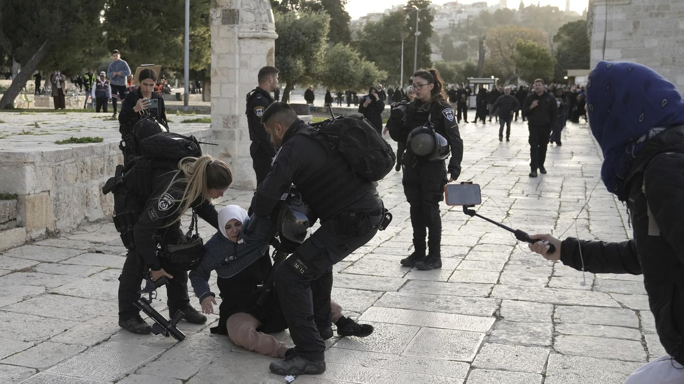 Poliziotti israeliani soccorrono una donna a terra mercoledì a Gerusalemme