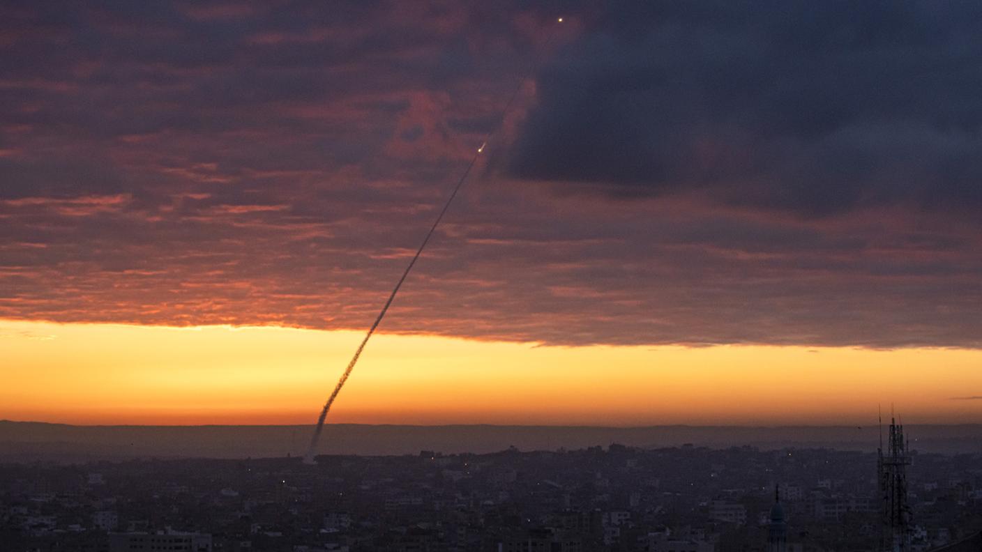 Un missile lanciato dalla Striscia di Gaza su Israele, dopo gli scontri a Gerusalemme
