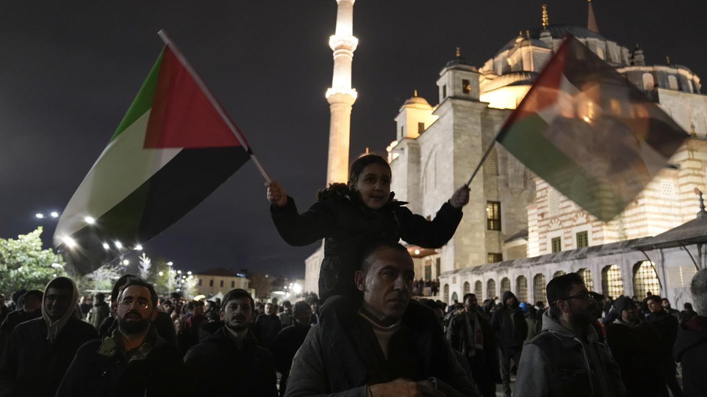 Dimostranti palestinesi riuniti davanti alla moschea di Al-Aqsa giovedì notte