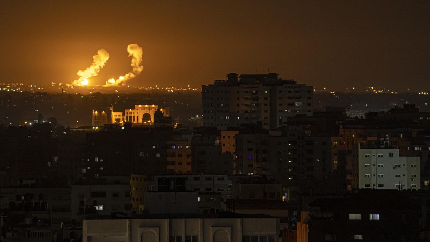 Missili di Israele colpiscono obiettivi nella Striscia di Gaza venerdì notte KEY