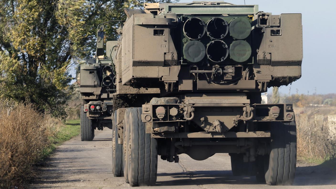 Soldati ucraini portano sistemi lanciamissili di precisione HIMARS vicino alla linea del fronte