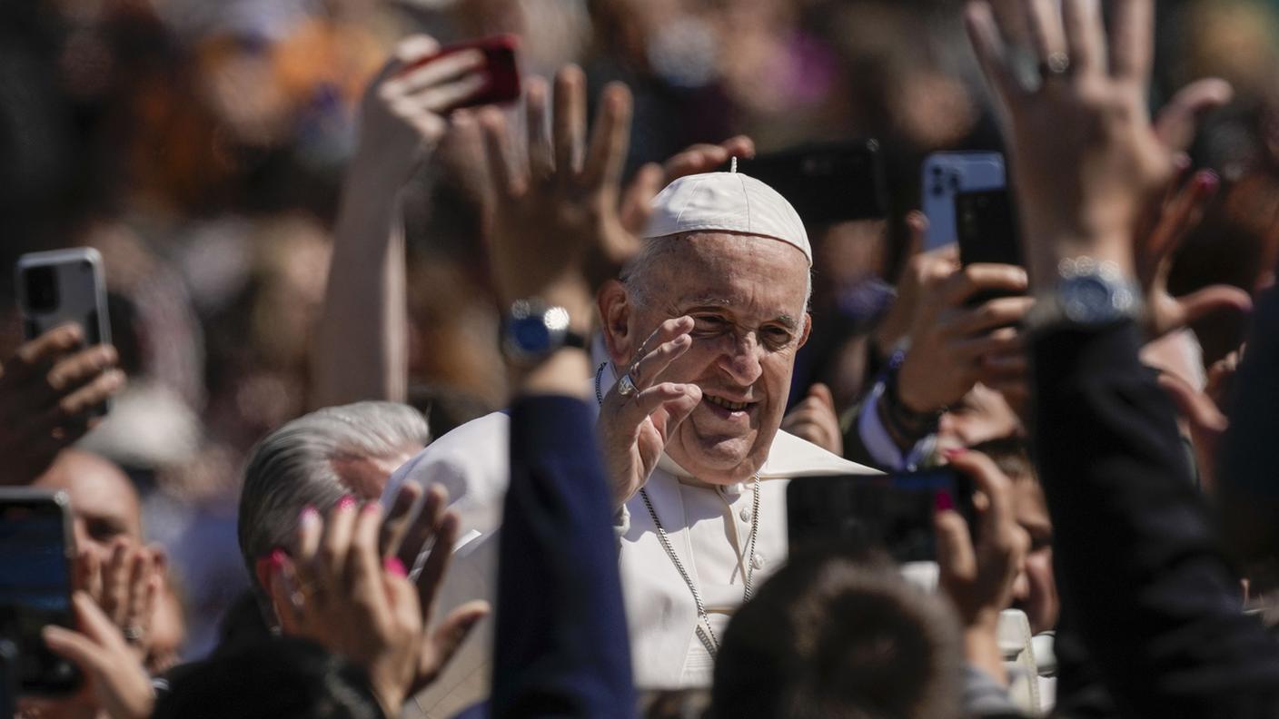 Papa Francesco benedice i fedeli al termine della messa pasquale