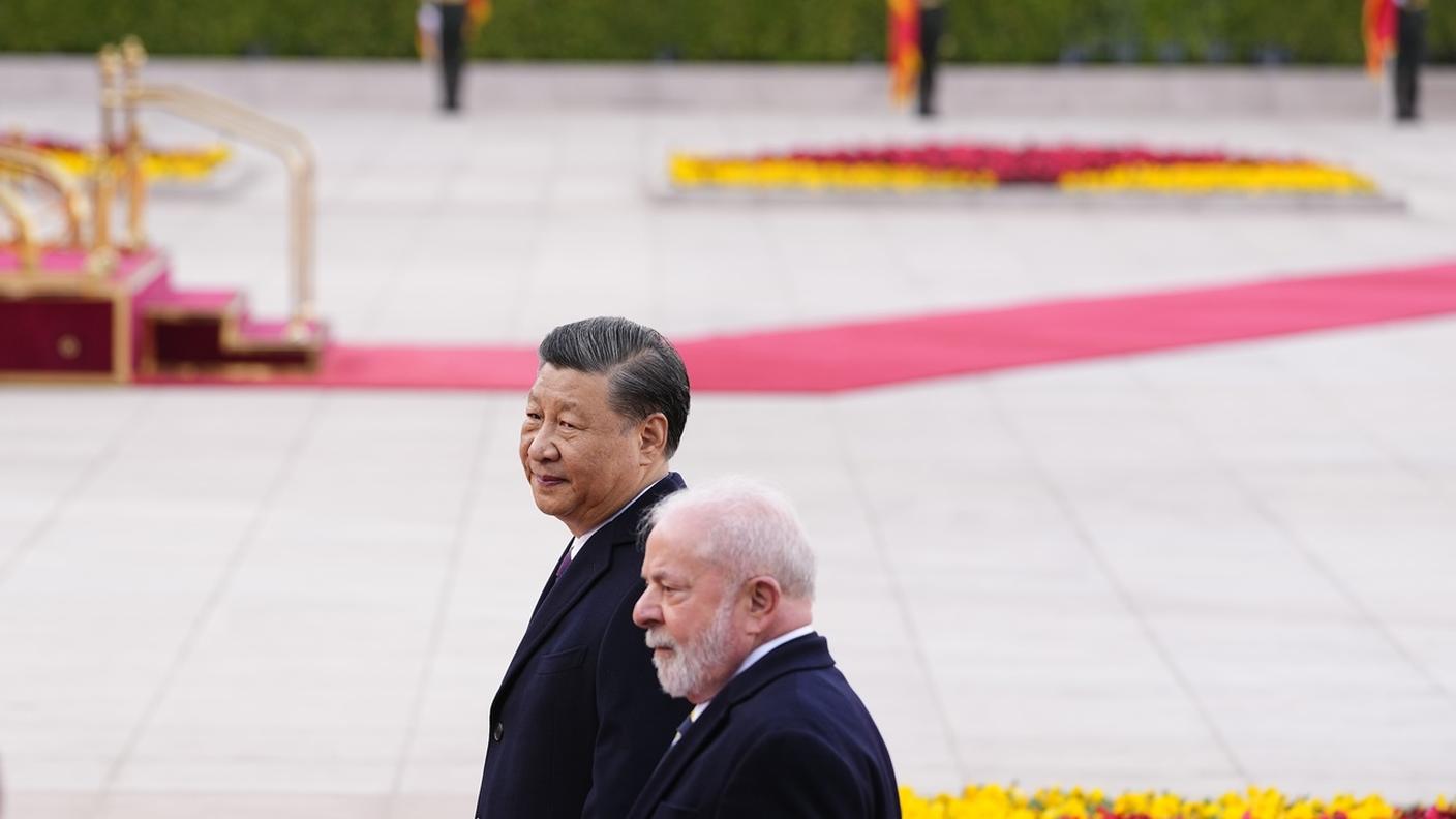 Lula da Silva e Xi Jinping camminano durante una cerimonia di benvenuto all'esterno della Grande Sala del Popolo di Pechino