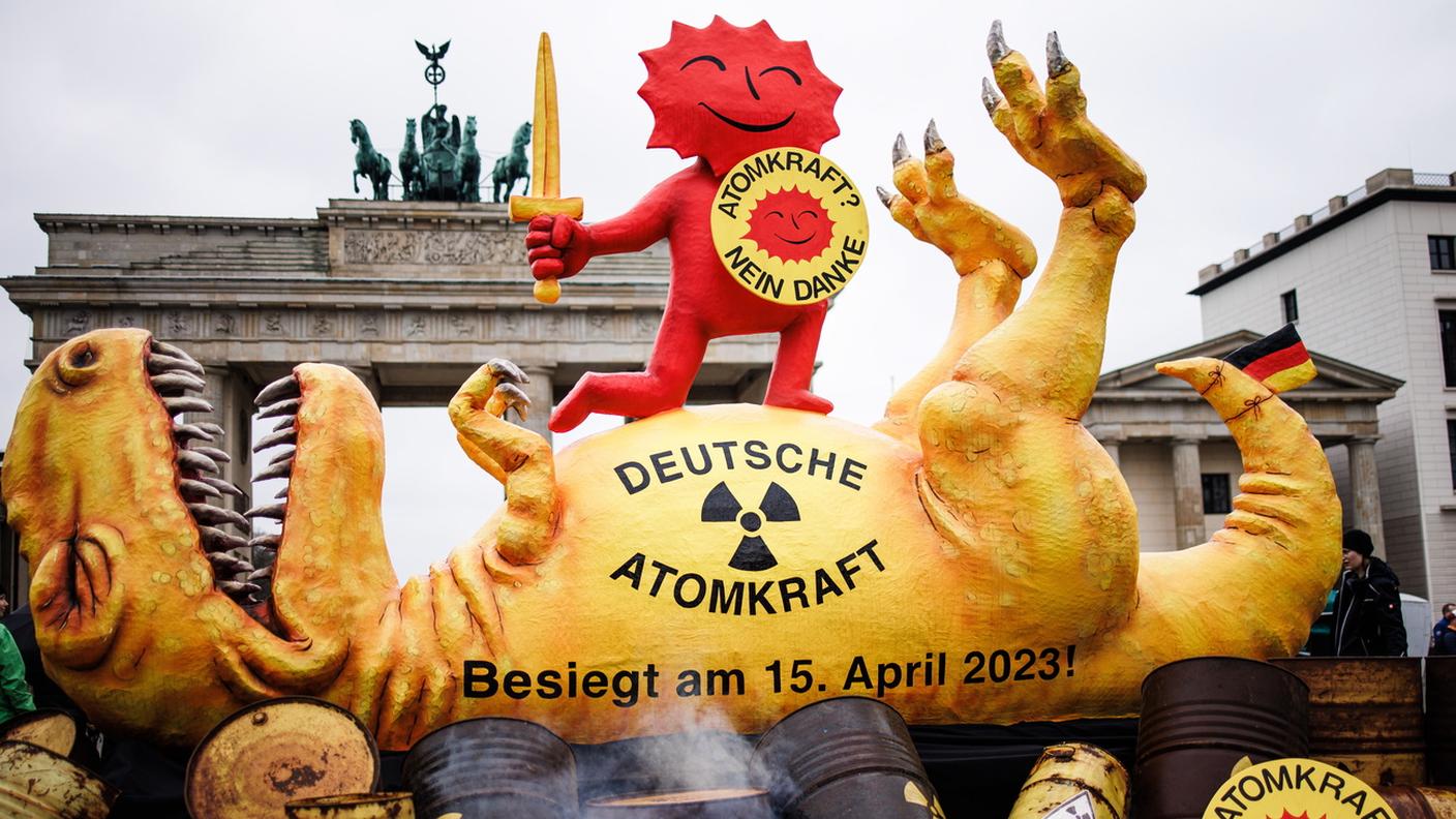 L'energia solare ha trionfato su quella atomica. Una scultura dalla Porta di Brandeburgo, a Berlino