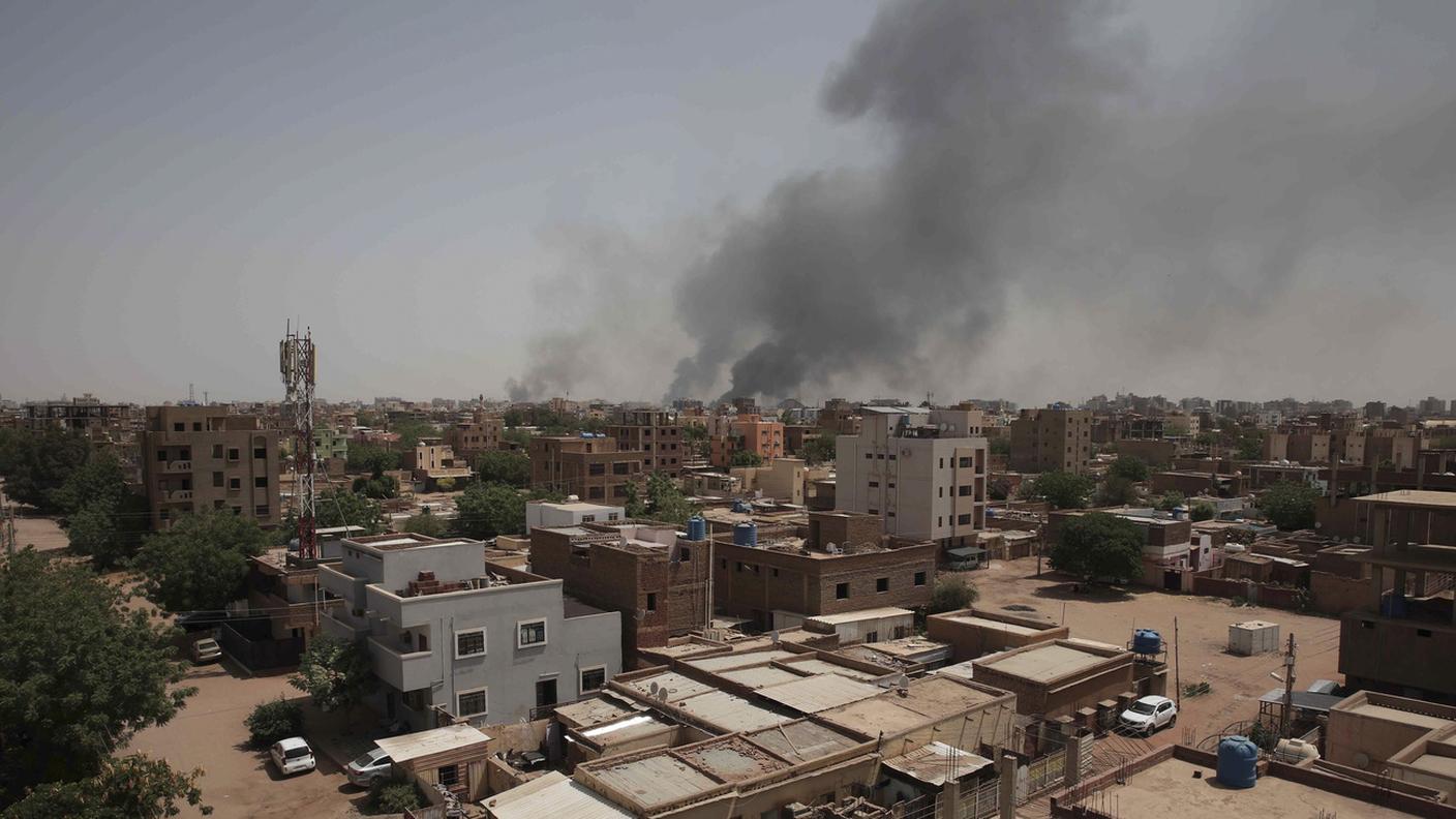 Il fumo si leva da un quartiere centrale di Khartum