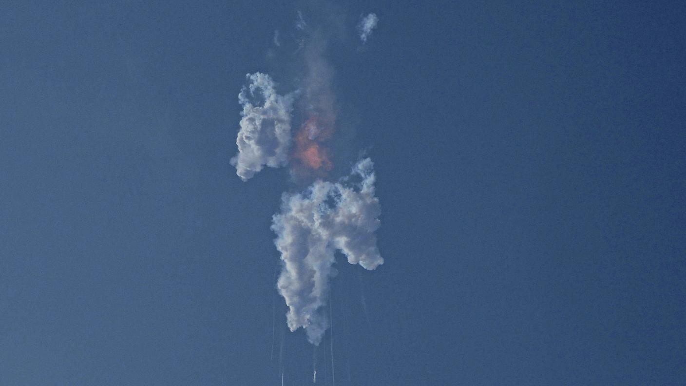 Il razzo Starship dopo essere stato fatto esplodere, pochi minuti dopo il lancio