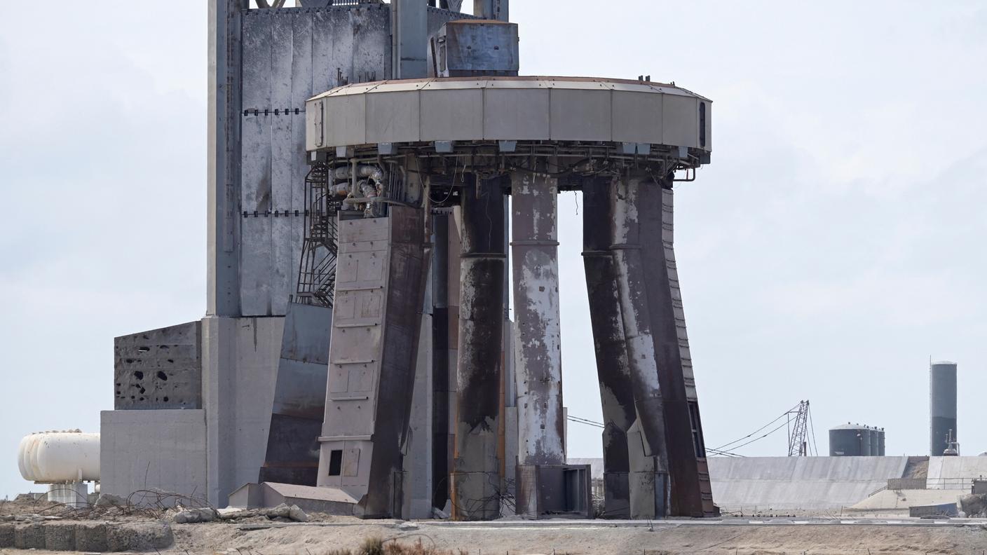 Piedistallo e rampa di lancio di SpaceX dopo il lancio della Starship, che ha causato danni presso l'impianto di Boca Chica, vicino a Brownsville, in Texas