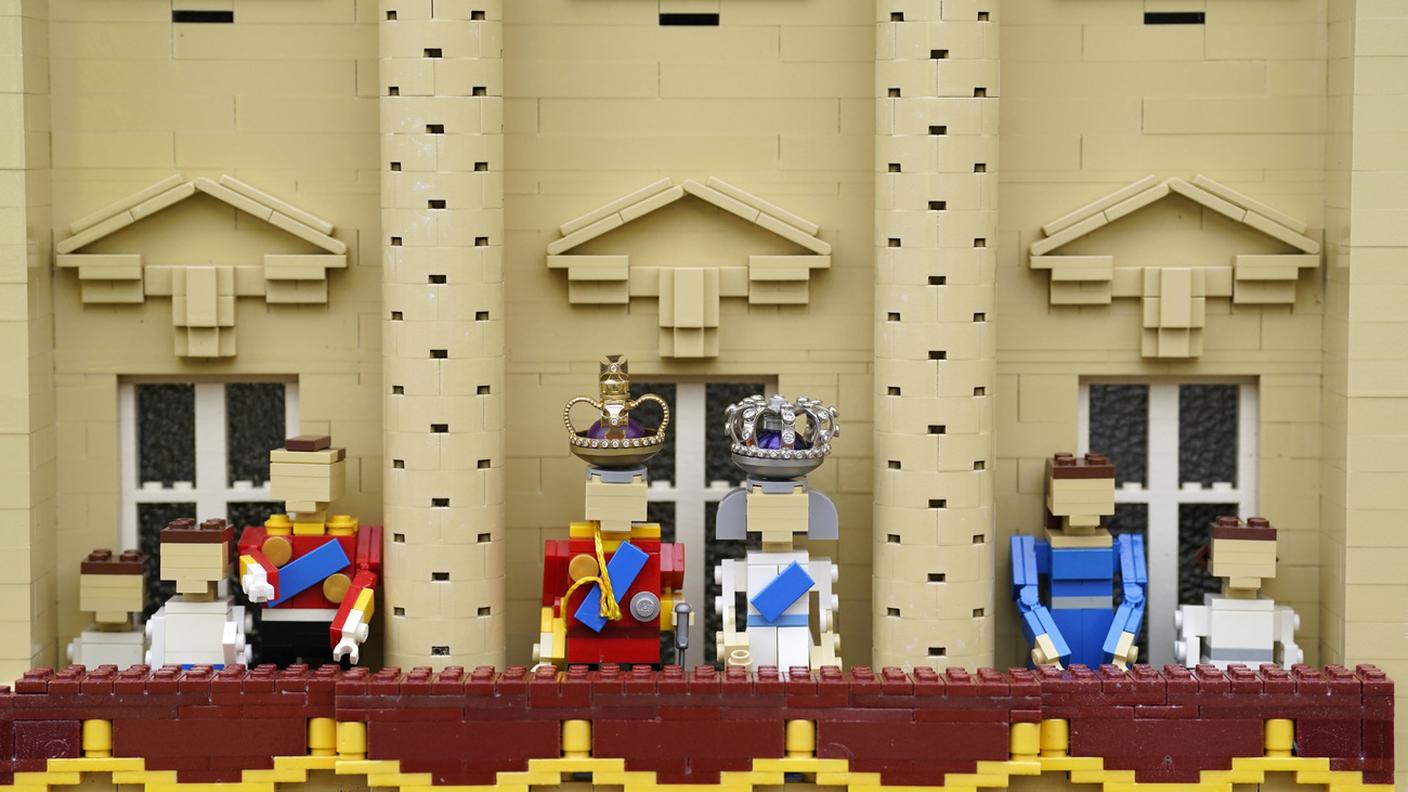 Il re e la regina sul balcone di Buckingham Palace
