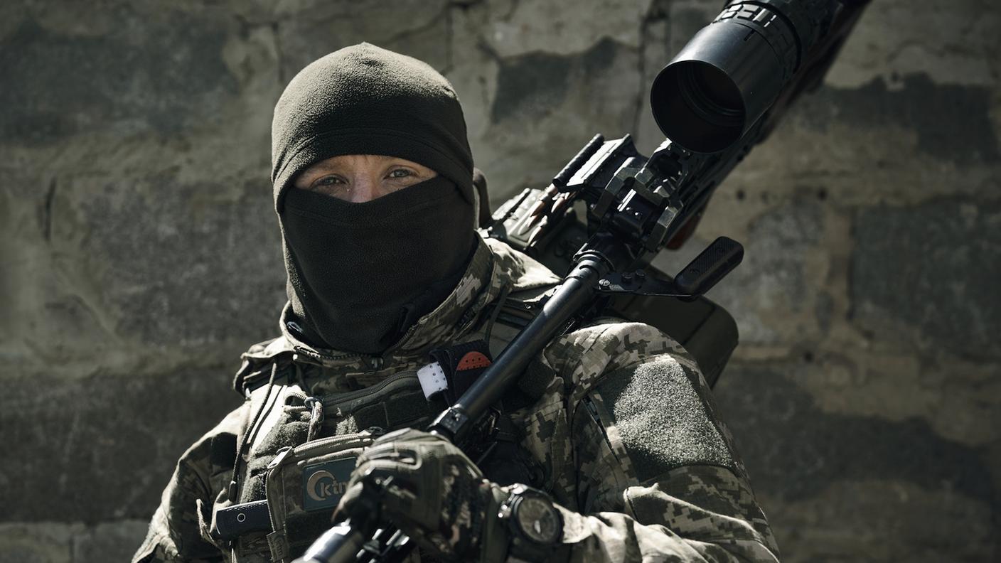 Un tiratore scelto ucraino nei pressi di Bakhmut 