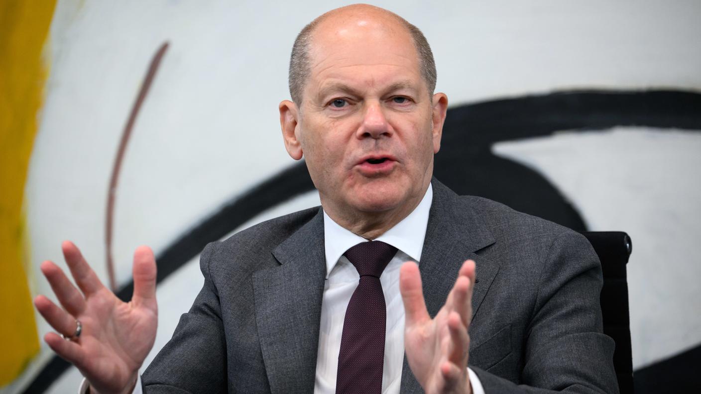 Il cancelliere Olaf Scholz durante l'incontro tra Stato e regioni a Berlino mercoledì