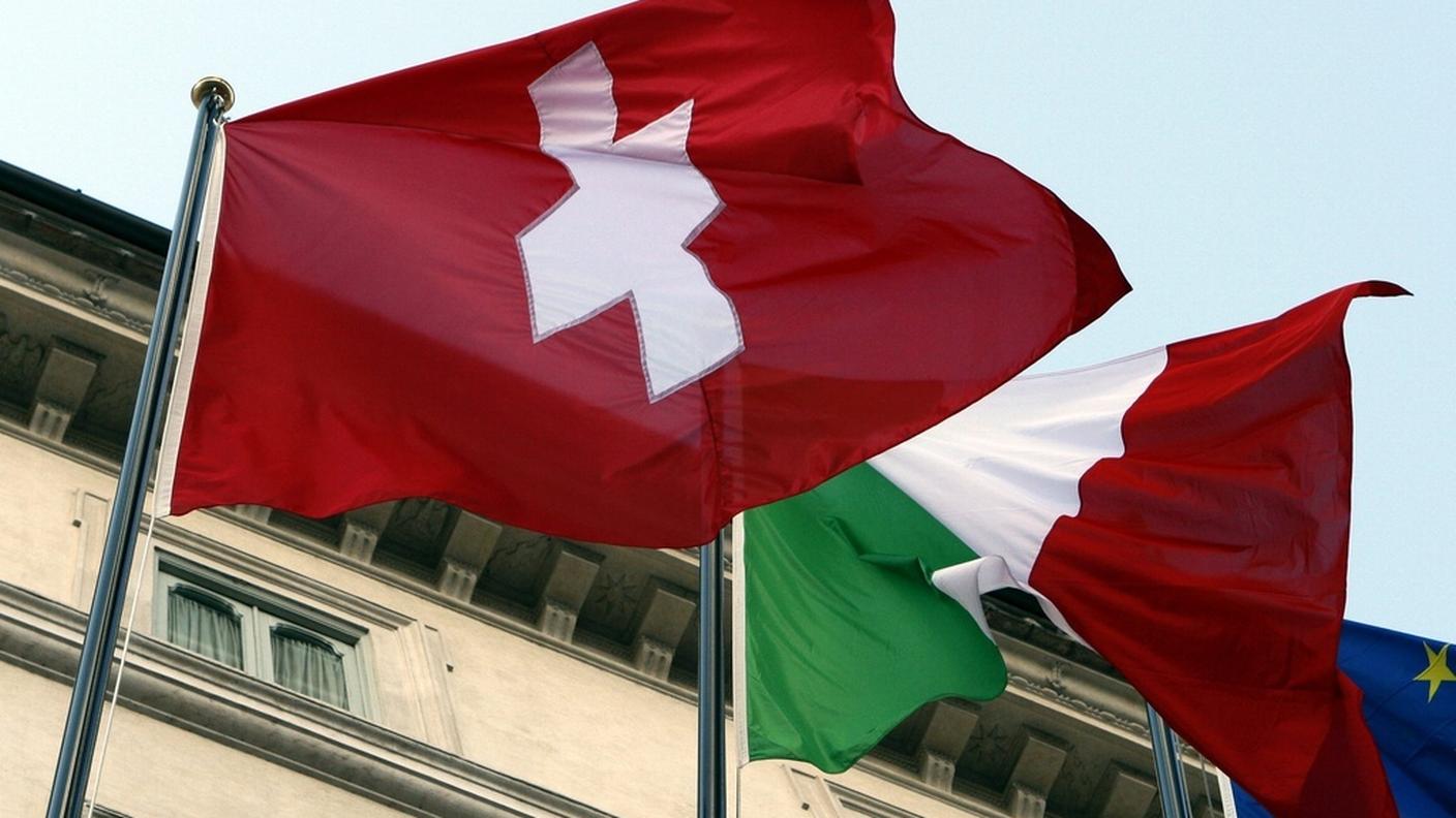 La bandiera rossocrociata sventola a Palazzo Chigi