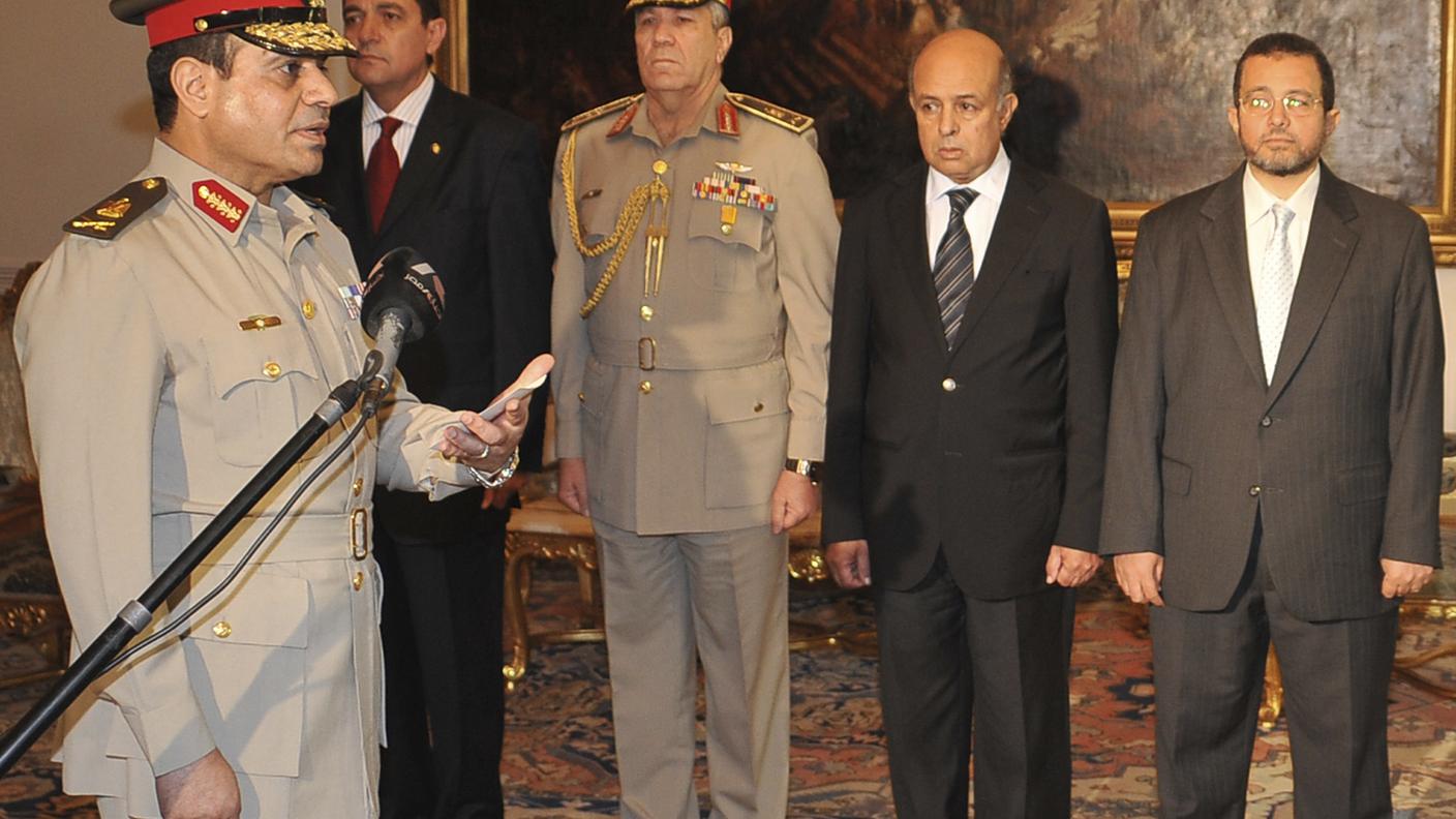 In primo piano il comandante delle forze armate al Sissi