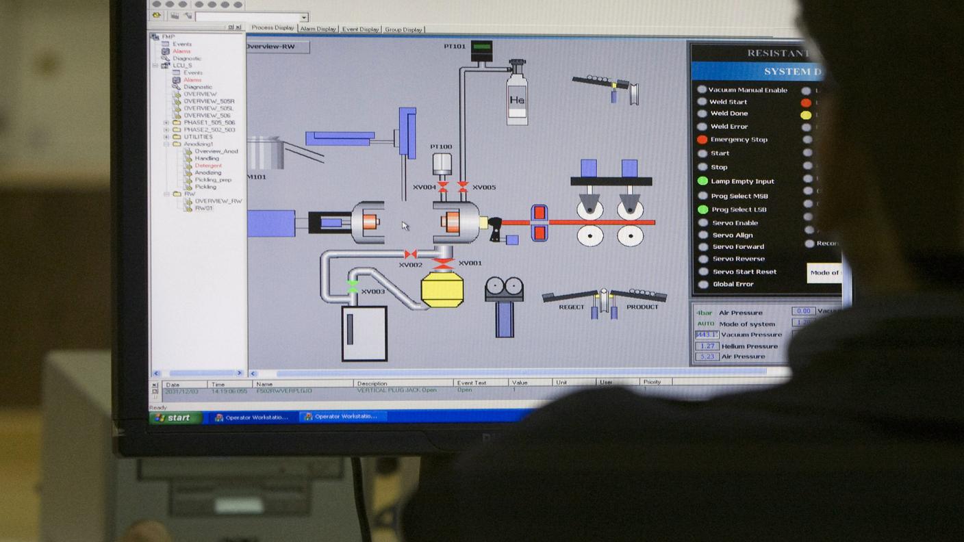 Un tecnico al lavoro in un sito iraniano per la produzione di combustibile nucleare