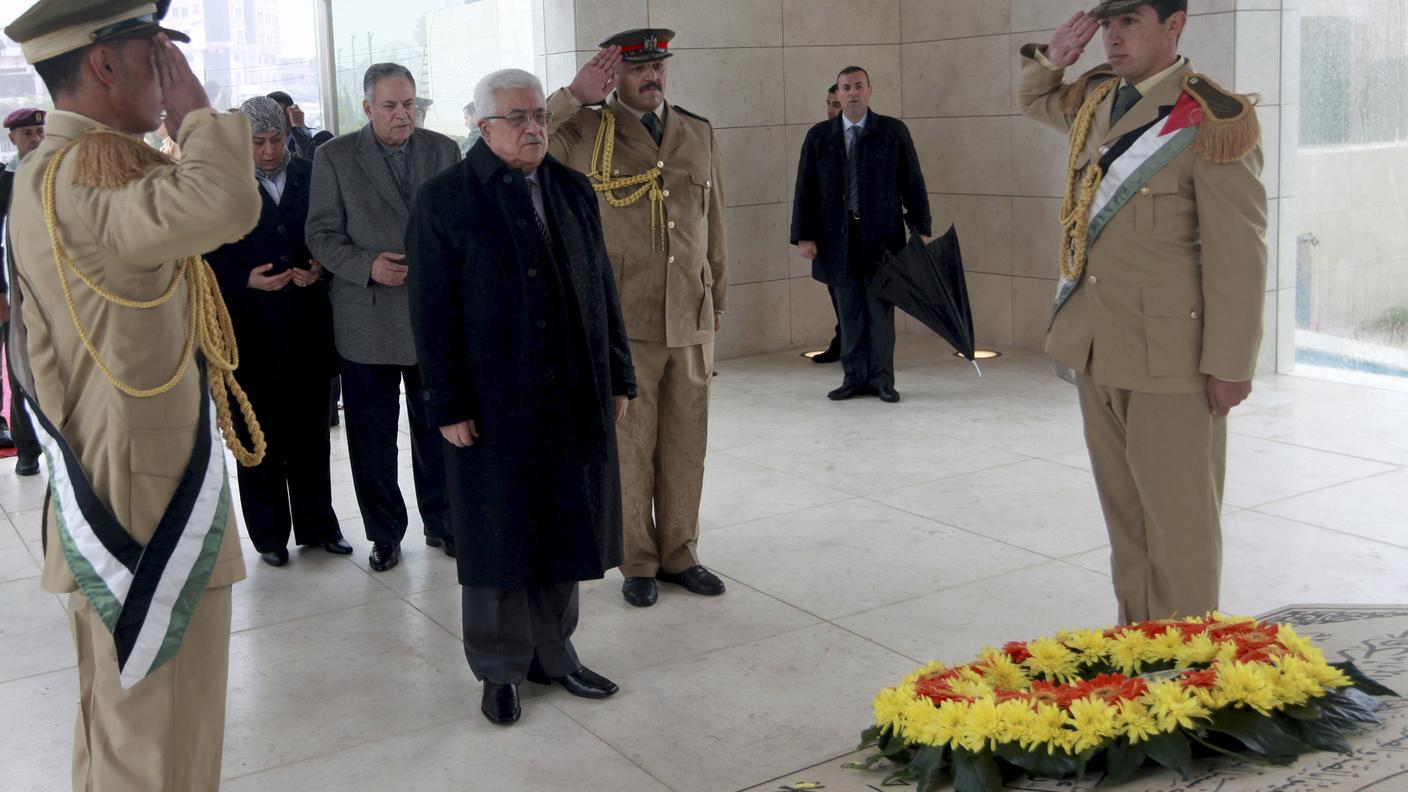 Il presidente palestinese Mahmud Abbas nel mausoleo di Arafat