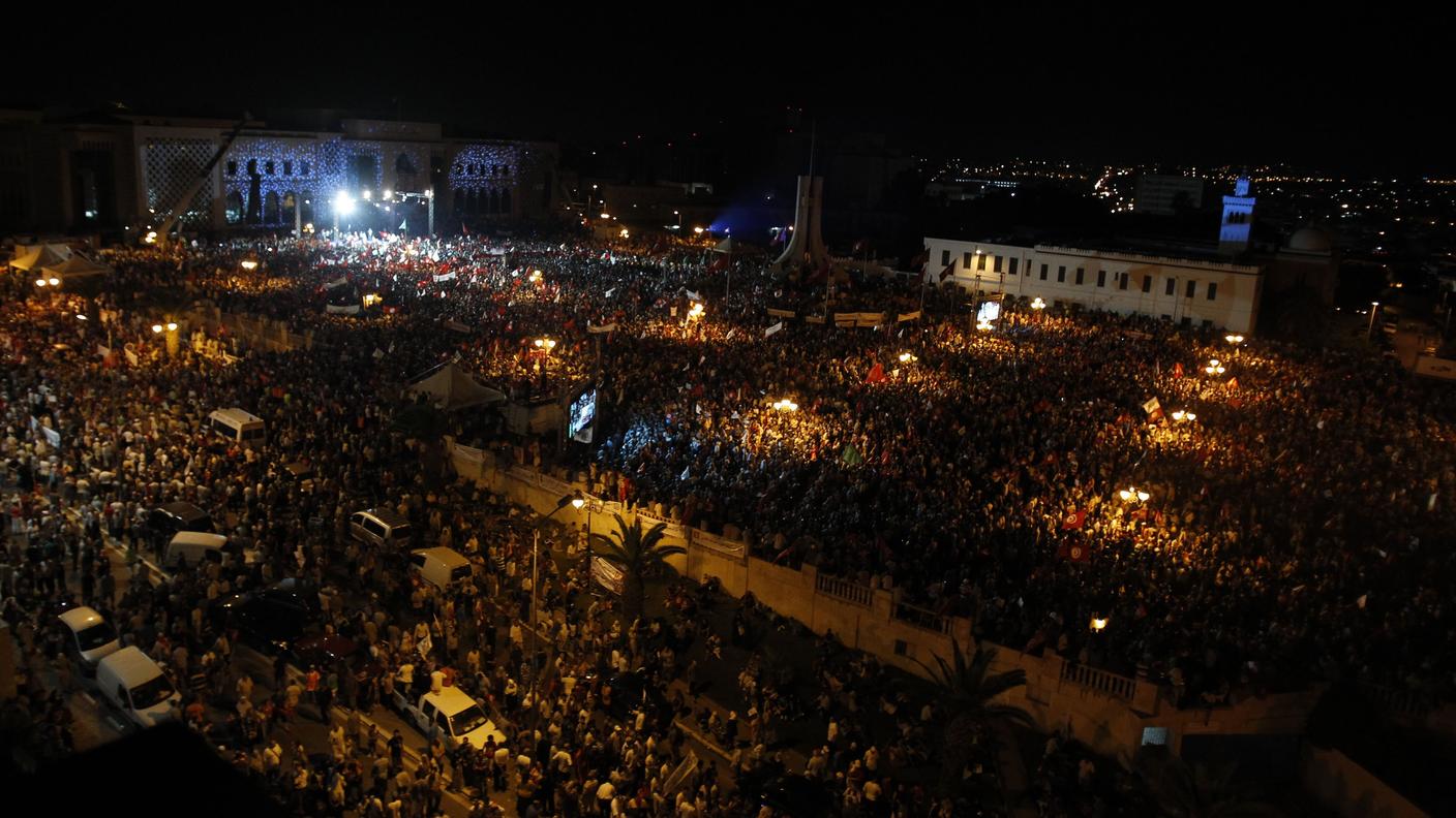 Tunisia manifestazioni pro gov 5 3 agosto re.jpg