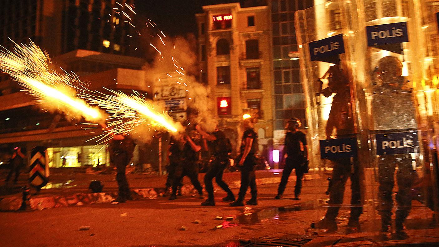 istanbul taskim scontri re.jpg