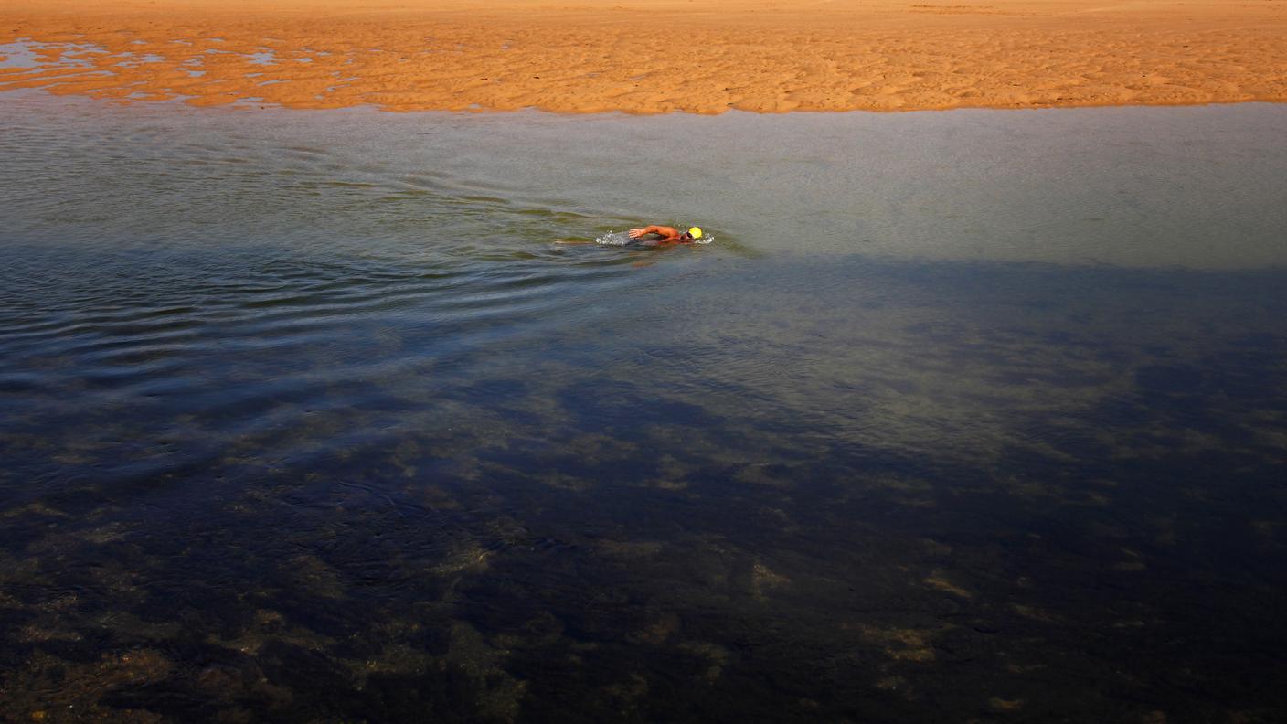 Australia: un uomo cerca frescura nell'oceano contro le temperature opprimenti