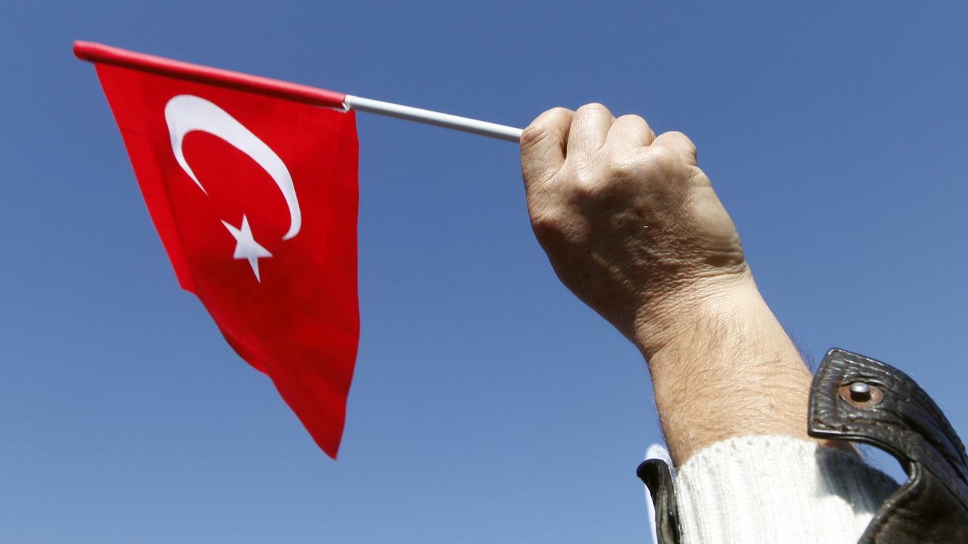 turchia bandiera mano re.jpg