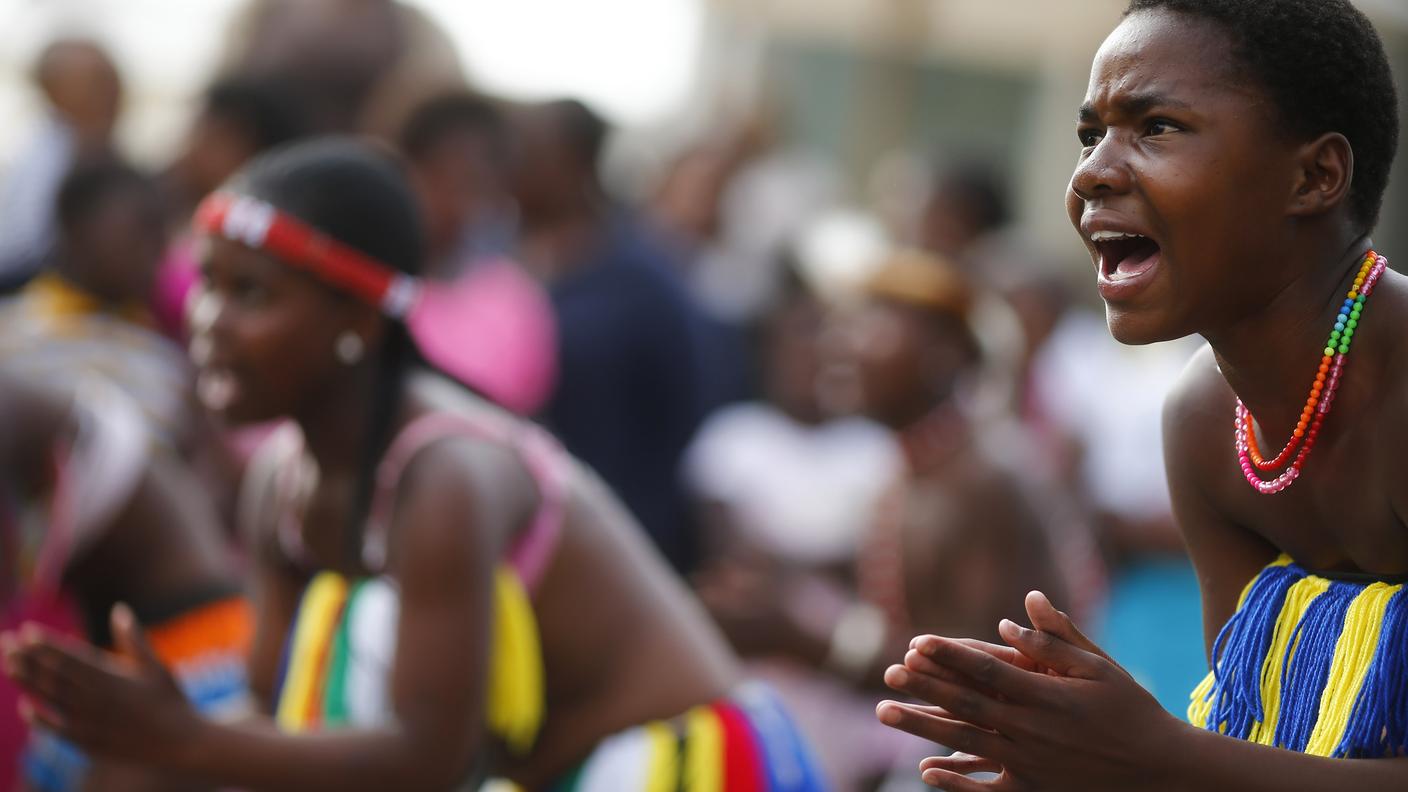 danzatrici si esibiscono davanti alla casa di Nelson Mandela, a Soweto, in Vilakasi street