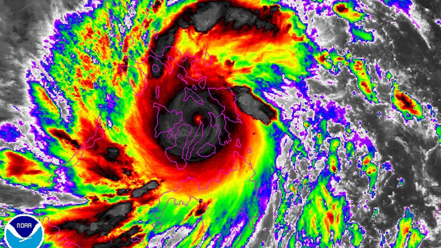 Il tifone oggi, venerdì, visto dal satellite NOAA