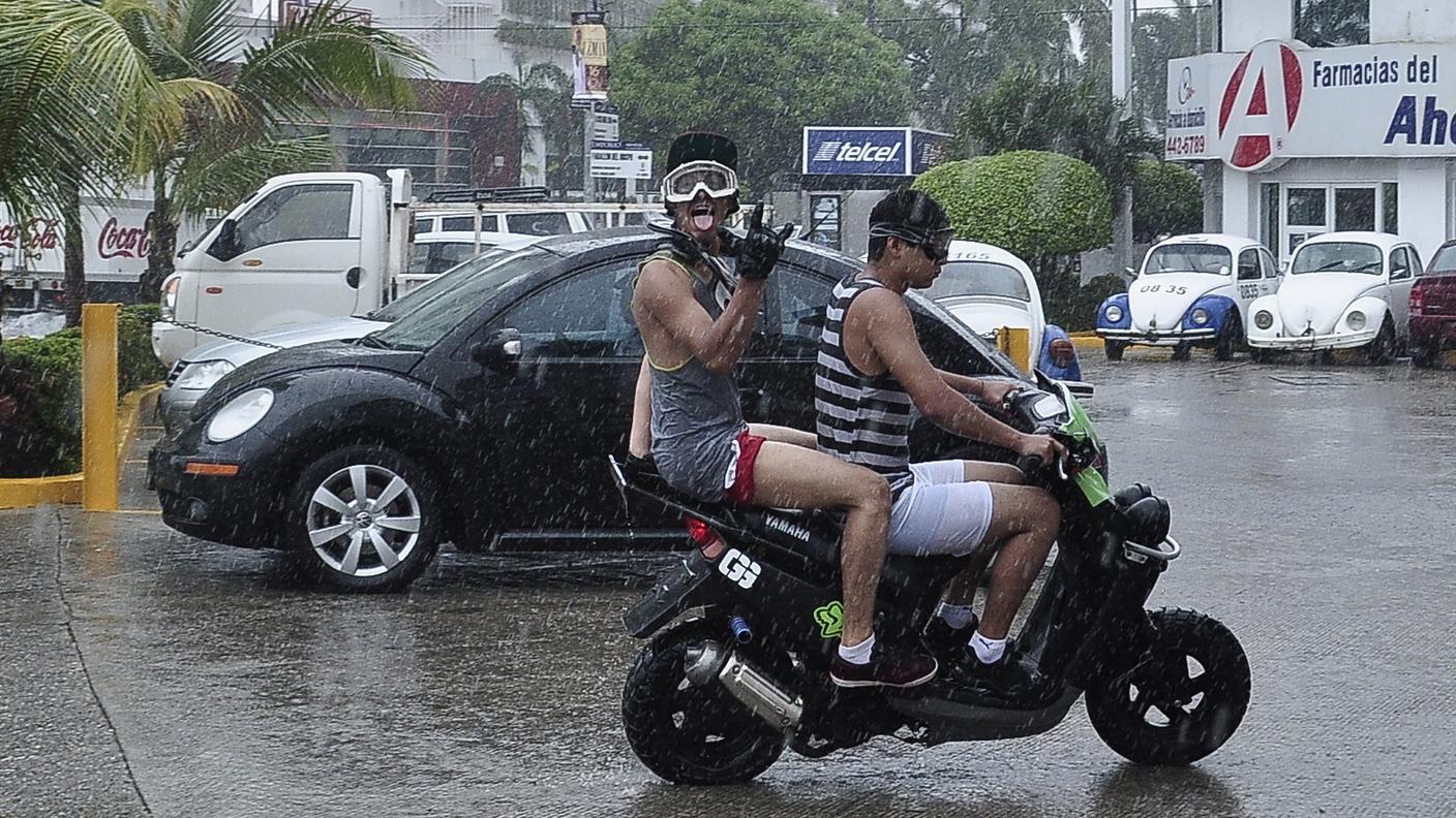 Hurricane Raymond acapulco moto RE.JPG