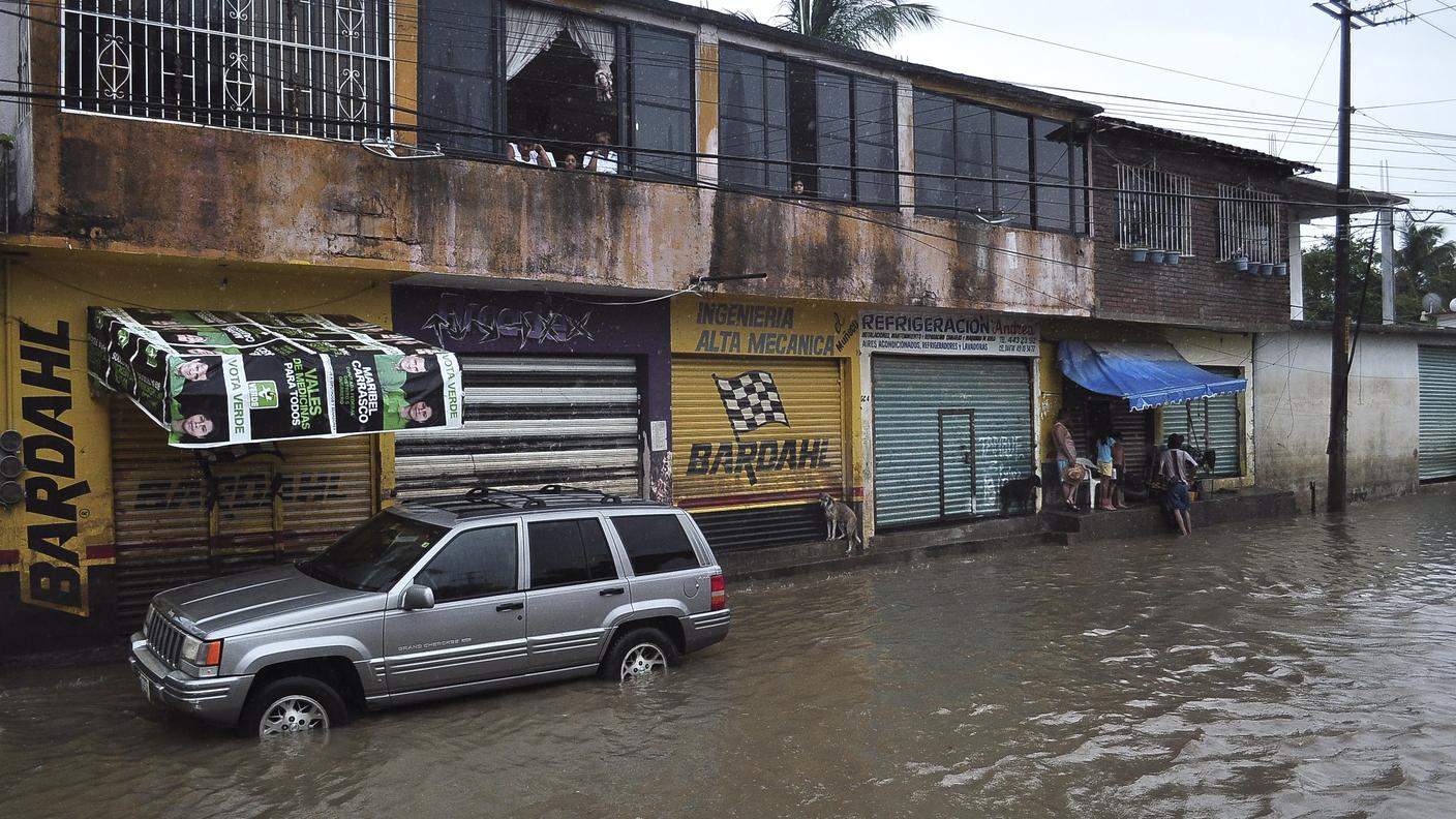 Hurricane Raymond residente guarda fuori casa RE.JPG