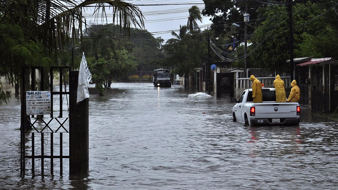 L'uragano Raymond si è formato in maniera estremamente rapida, nel corso del fine settimana sull'Oceano Pacifico e si è spostato altrettanto rapidamente in direzione del Messico, andando ad impattare sulle coste meridionali del paese