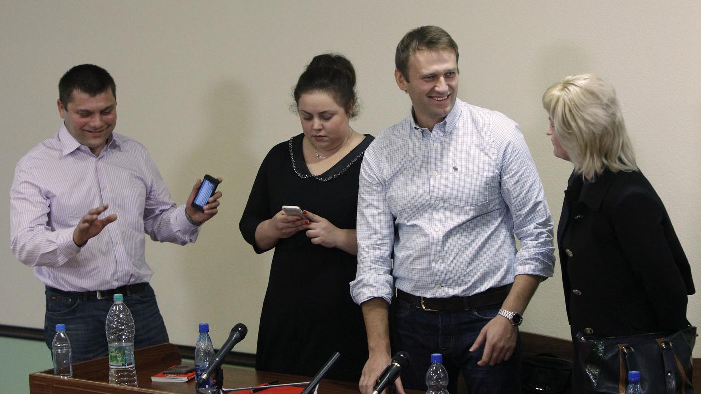 Alexiei Navalny gioisce dopo l'annuncio del verdetto