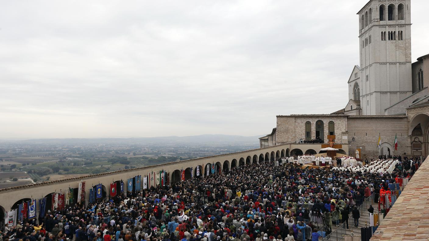 La piazza della basilica gremita