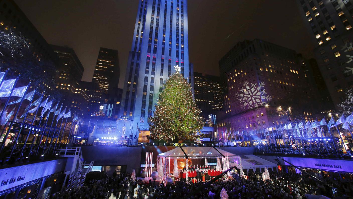 Milioni di luci illuminano il Rockefeller Center di New York a Natale