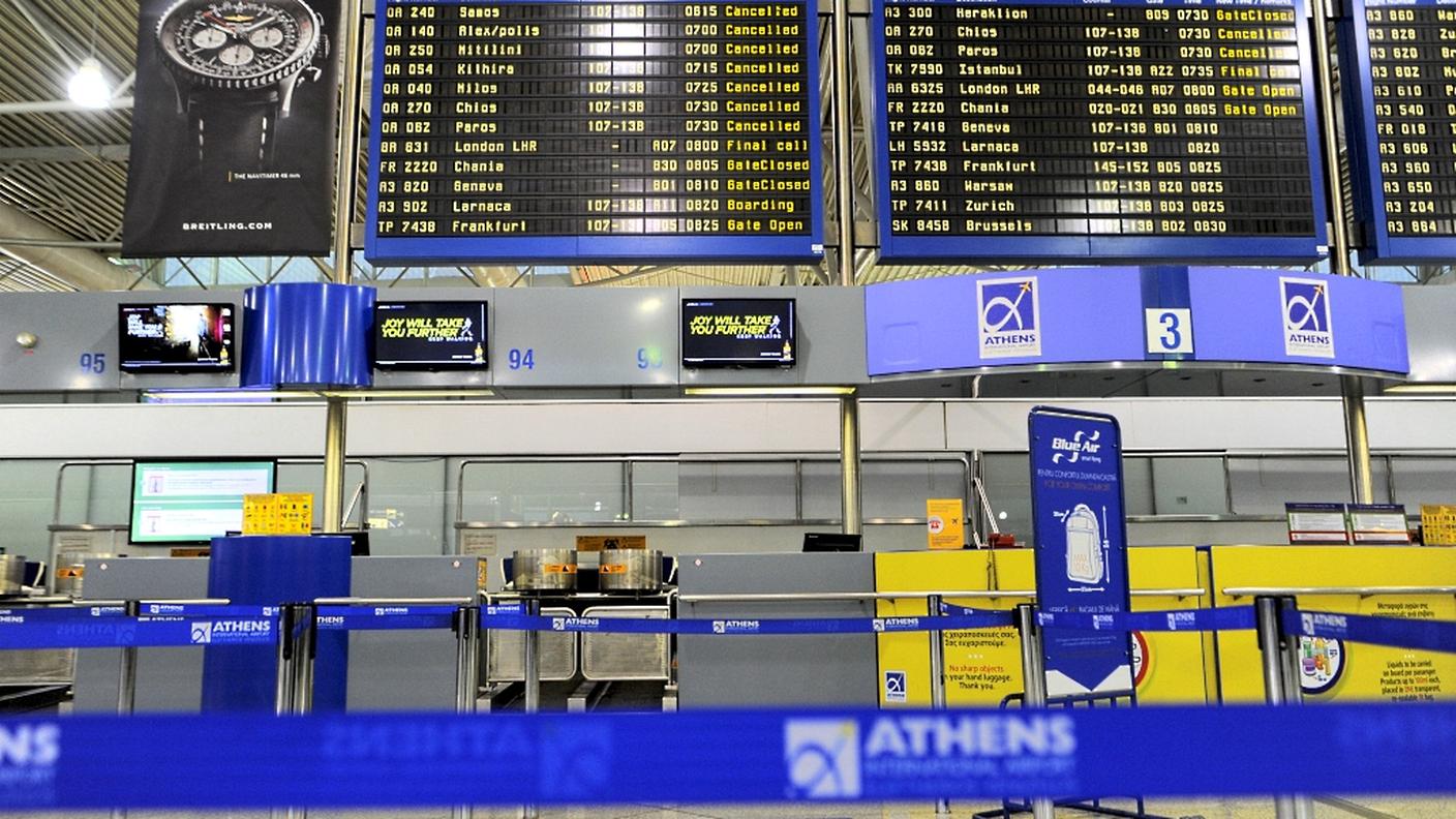 Aeroporto di Atene, tutti i voli sono cancellati